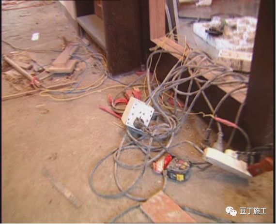 乱拉乱接电线